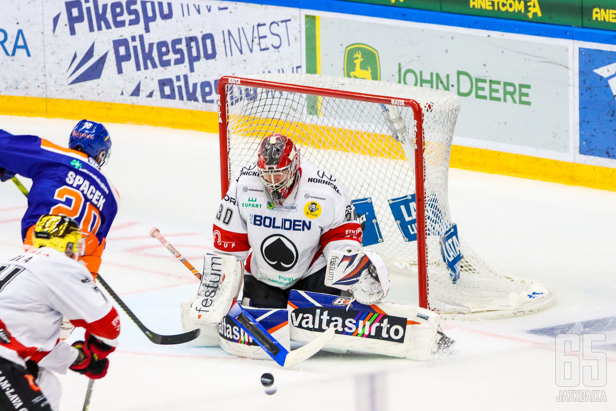 Söderström pysäyttää kiekkoja Ässien maalilla ensi kaudellakin.