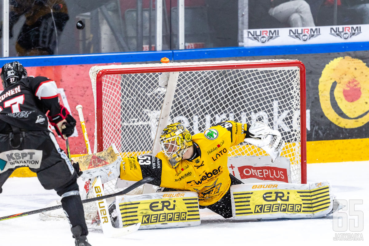 Kiekkosateessa ollut Niclas Westerholm joutui useaan otteeseen venymään parhaimpaansa.