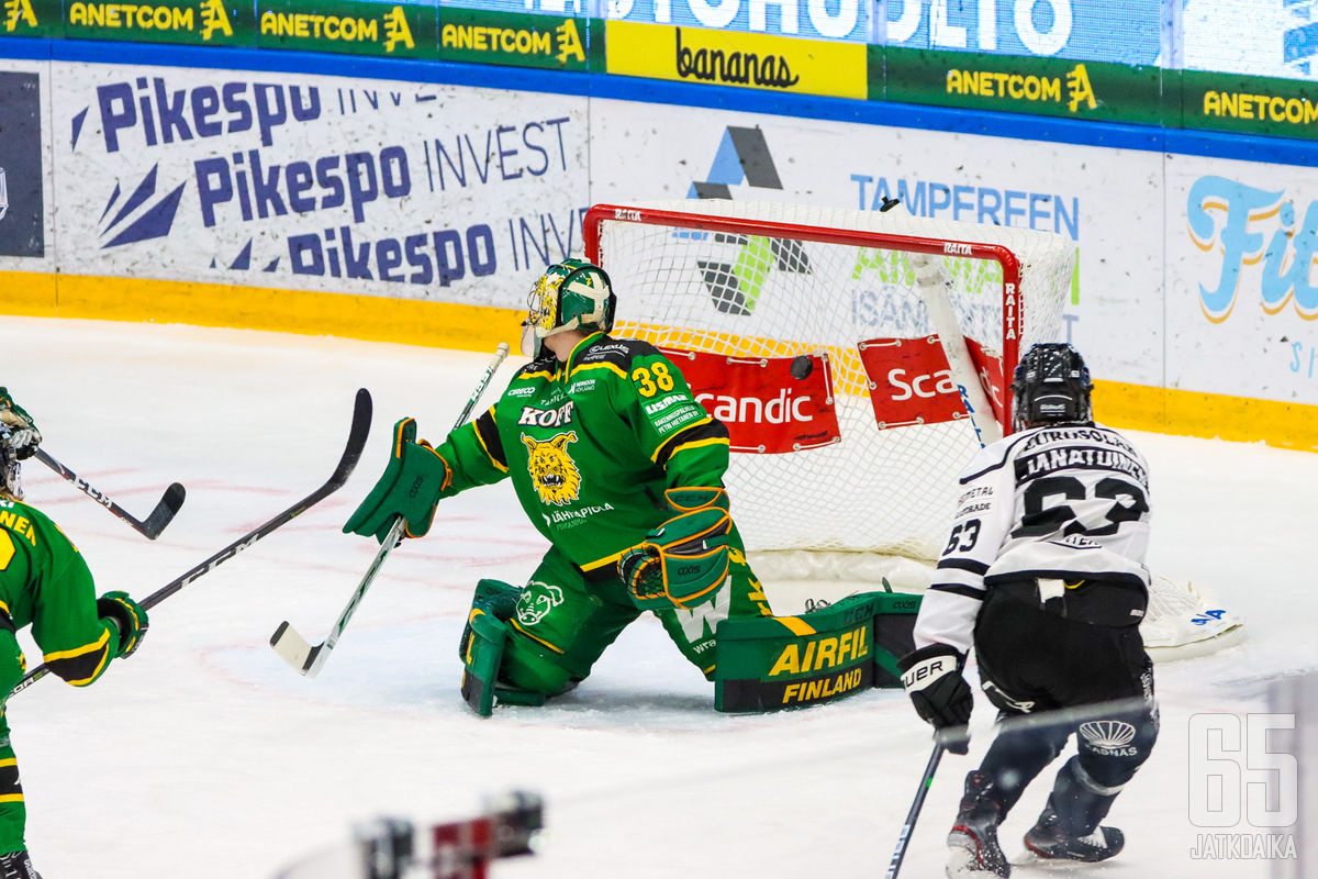 TPS:n Joel Janatuisen 1−1-maali livahti ylänurkkaan ohi Eetu Mäkiniemen ajassa 10.23.