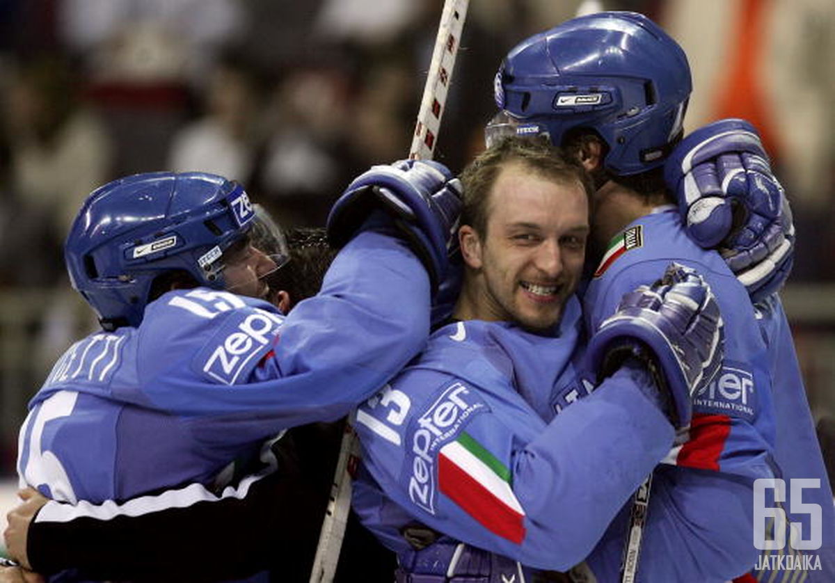 Italian joukkue juhli vuonna 2006 vältettyään tippumisen IA-Divisioonaan. Roland Ramoser kuvassa oikealla.