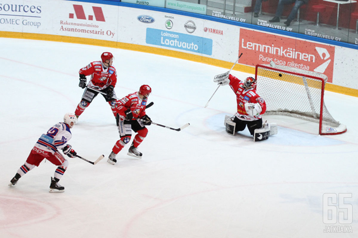 Jarno Laitinen joutui antautumaan Kupittaan illassa viidesti. Kuvassa Aki Keinänen ohjaa TUTOn kolmannen maalin.