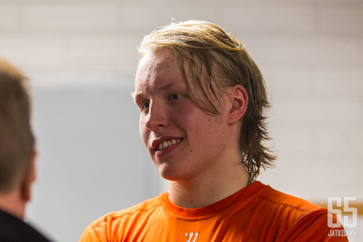 Patrik Laine on tottunut pelaamaan ikäistään vanhempien kanssa.