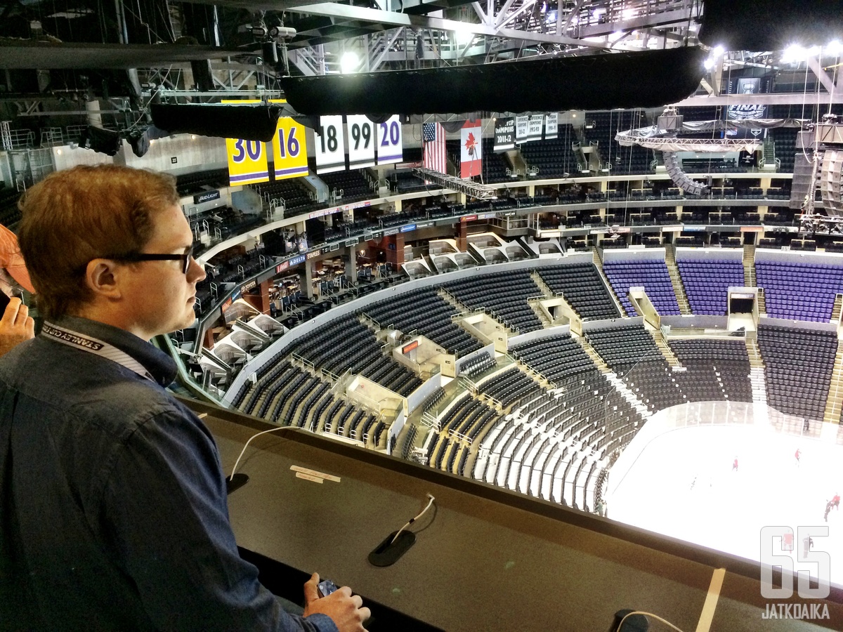 Antti Mäkisen työpaikka Stanley Cup -finaaleissa on Staples Centerin yläkerrassa.
