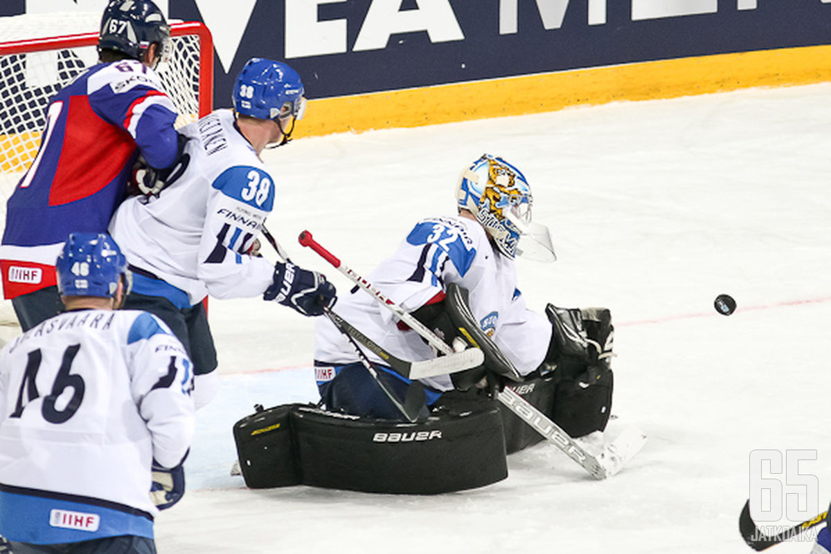 Antti Raanta torjui ensimmäisessä MM-ottelussaan nollapelin.