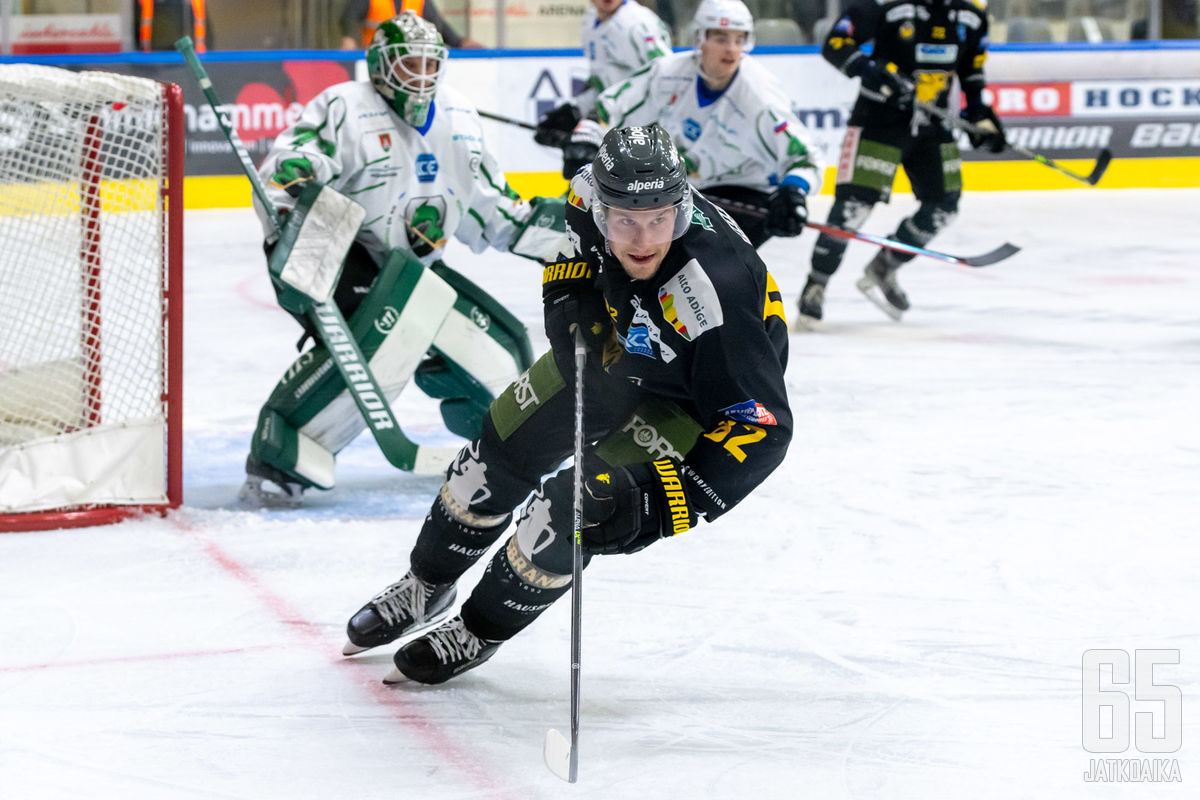 Jasse Ikonen hyökkäsi HC Pustertal Wölfen ykkösketjussa myös HK Olimpija Ljubljanaa vastaan.