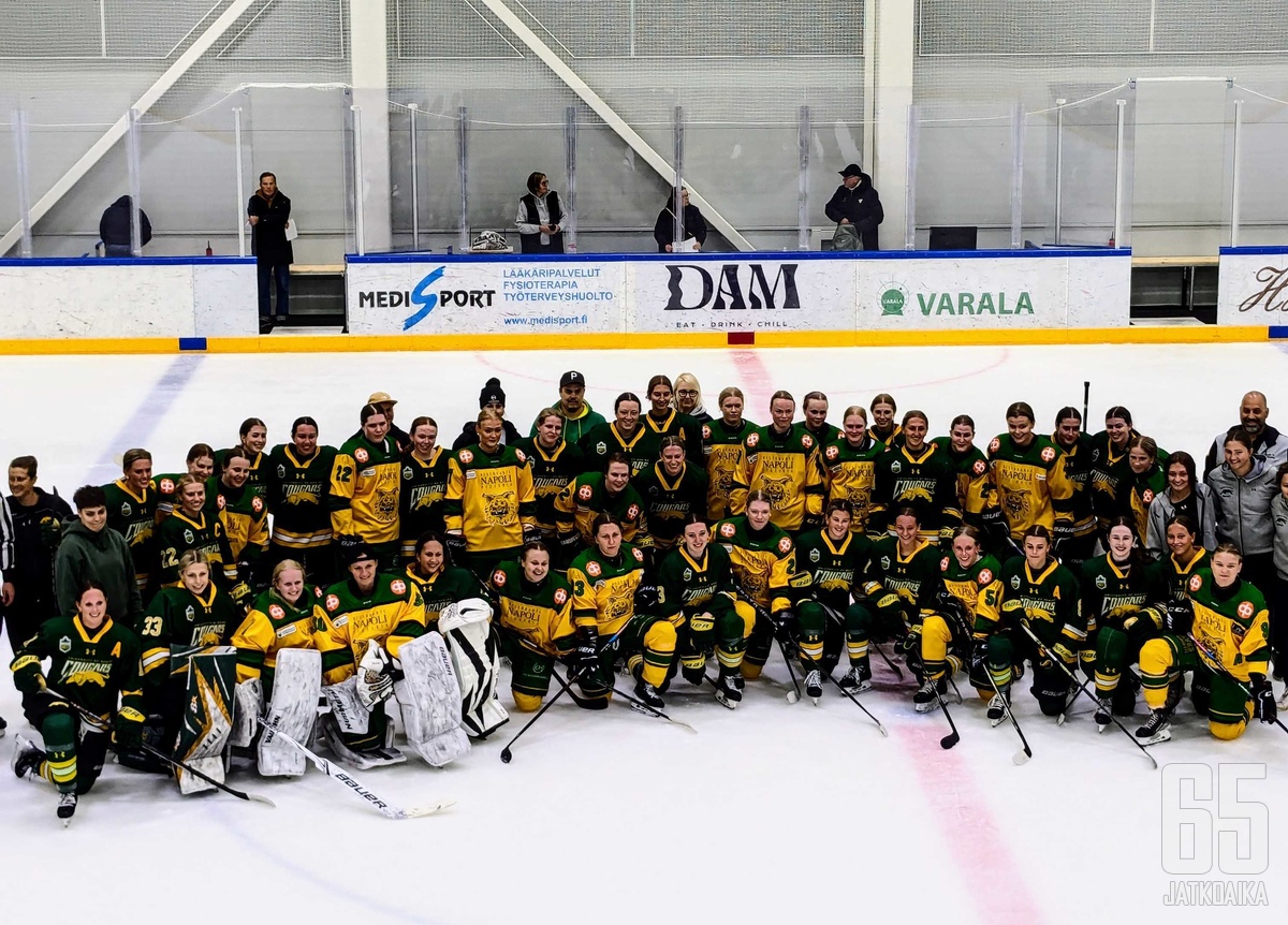 Ilves ja Cougars poseerasivat ottelun jälkeen yhteiskuvassa.