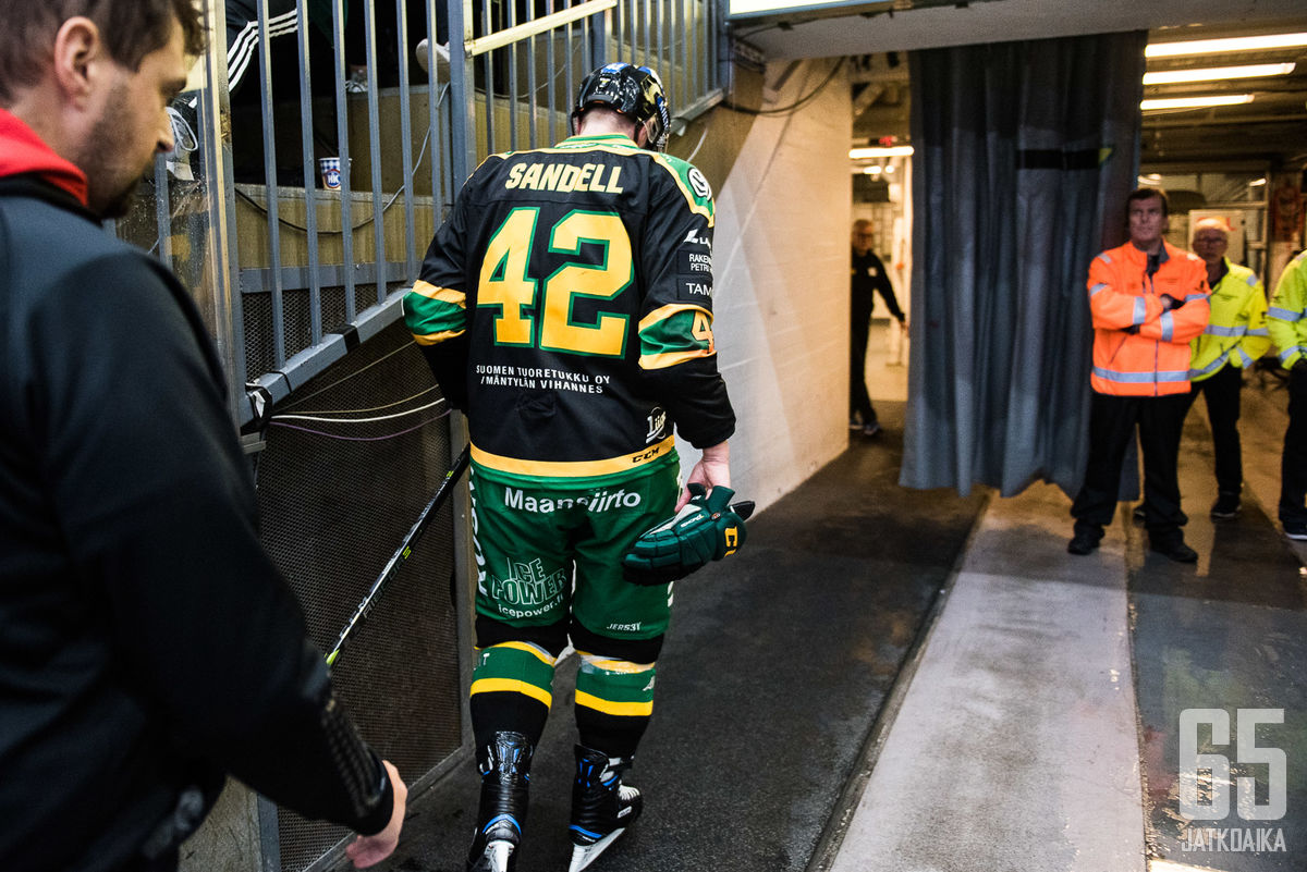 Sandell jätti kaukalon kesken SaiPa-ottelun kolmannen erän - LIIGA -   - Uutiset  - Kaikki jääkiekosta