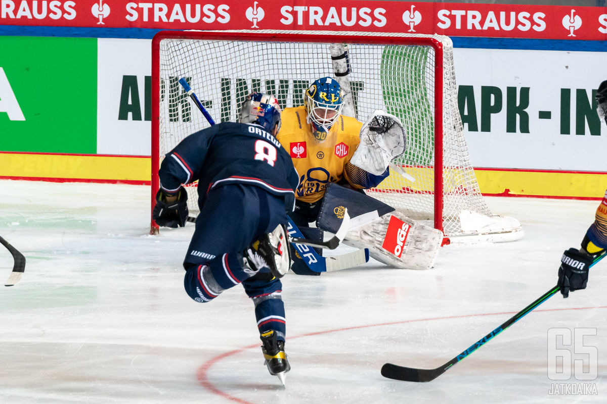 Lassi Lehtinen torjui useammankin Austin Ortegan laukauksen.