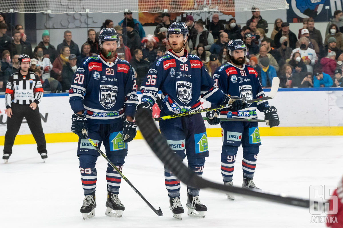 Unkarilaisjoukkue Fehérvár AV 19 johtaa sarjaa maajoukkuetauolle siirryttäessä.