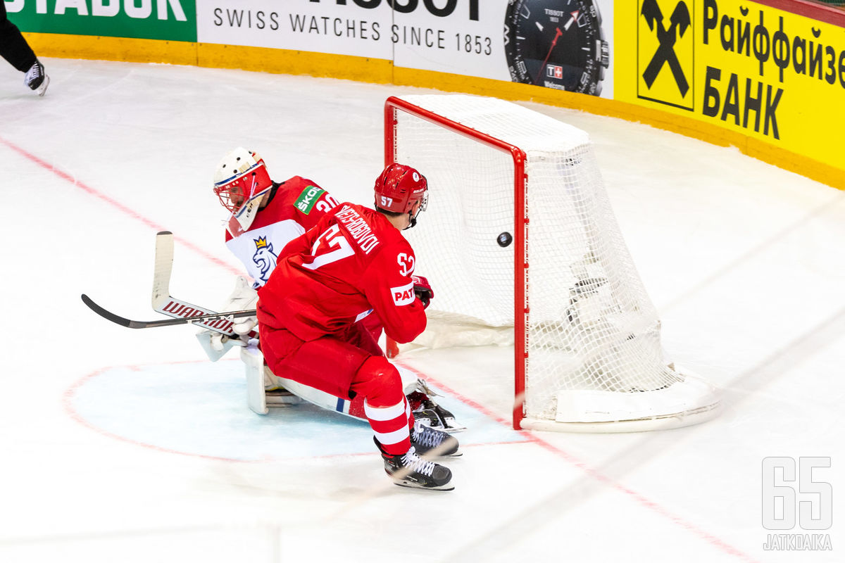 Venäjä oli huippujoukkueiden kohtaamisessa lopulta vahvempi. Tässä Artjom Švets-Rogovoi viimeistelee alivoimalla 2–1-johtomaalin.