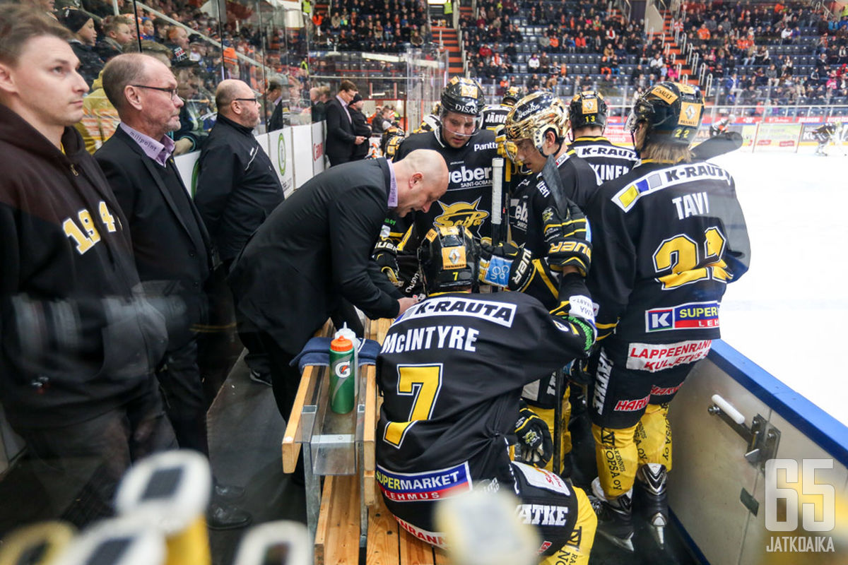 Matti Järvistä ei nähdä vaihtopenkillä ottelussa Kärpät-SaiPa. 