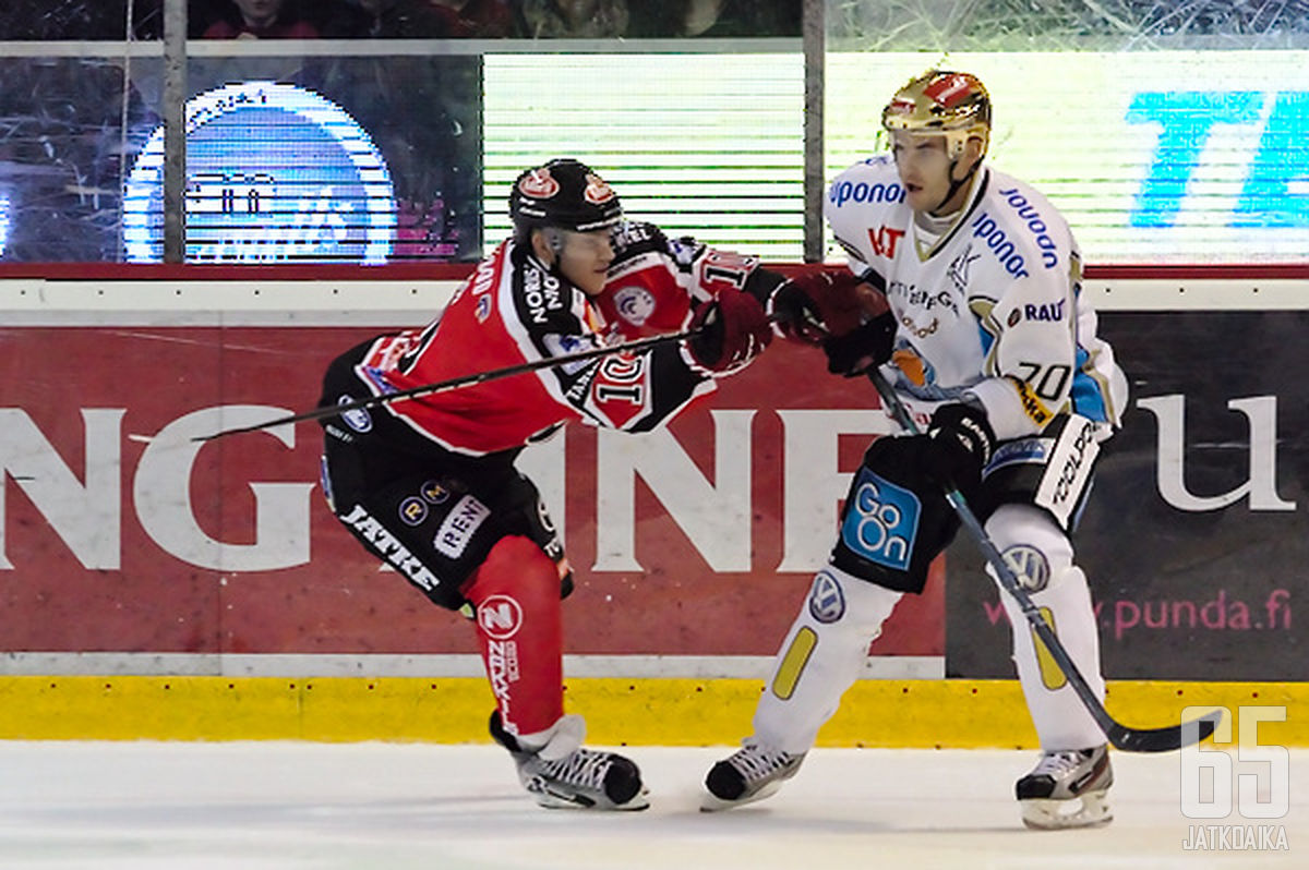 Niin Smolenak kuin Joel Armiakin aiheuttivat toisilleen jäähyt ottelussa.