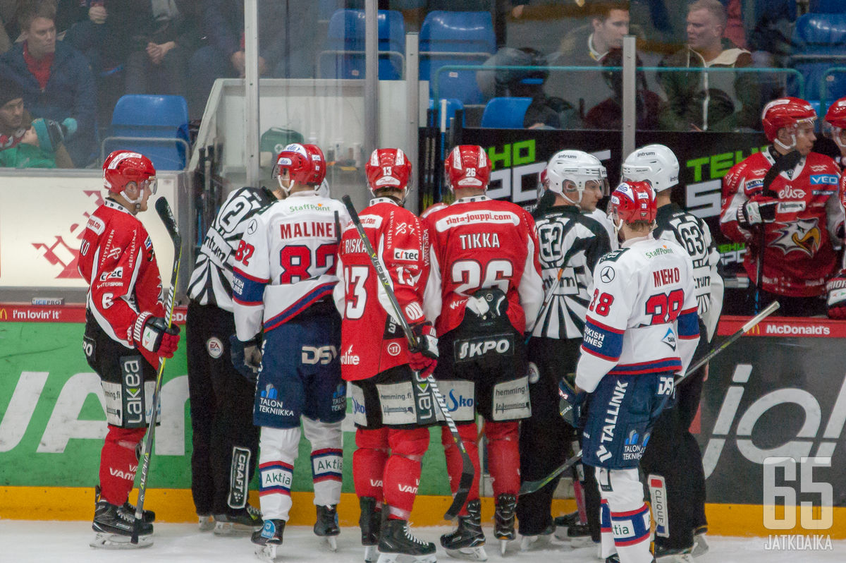 Mika Järvinen sai osuman kiekosta vaihtoaitiossa, mikä aiheutti ihmetystä.