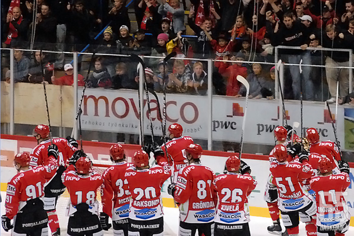 Sport pääsi jälleen kiittämään vieraisiin saapunutta runsaslukuista faniryhmäänsä.