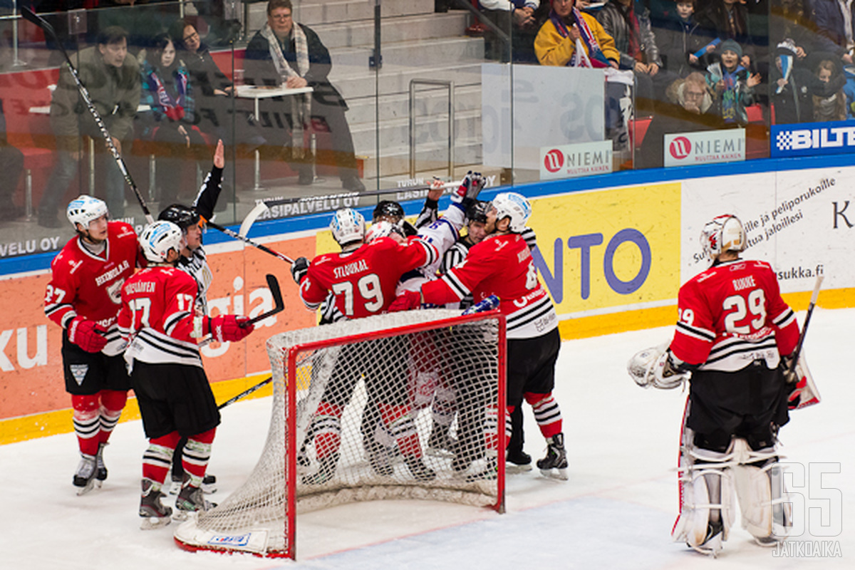 Perjanta-iltana joukkueiden kohtaamisessa alkoi jo näkyä aitoa playoff-henkeä. Lauantaina Peliitat joutuu taistelemaan millimetreistä, jos se mielii jatkaa pelejään.