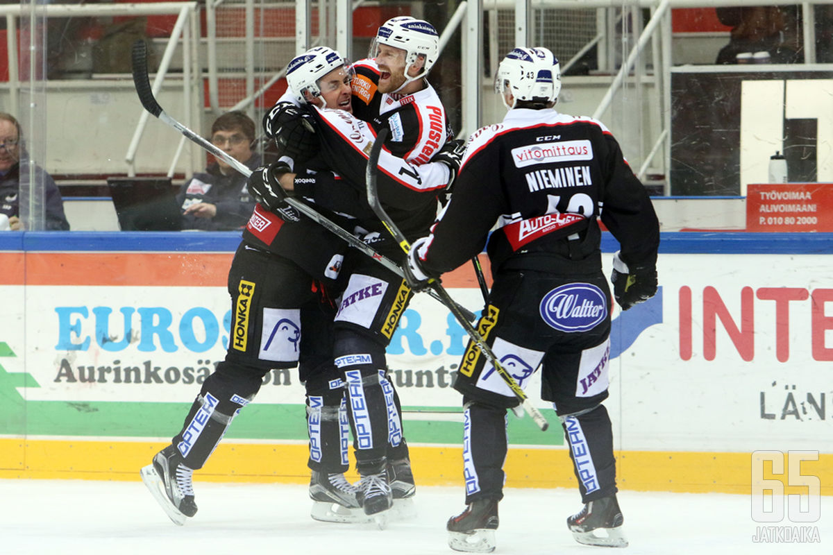 TPS-leirissä oli ilo ylimmillään, kun Dave Spina oli viimeistellyt helpottavan 3-1-maalin.