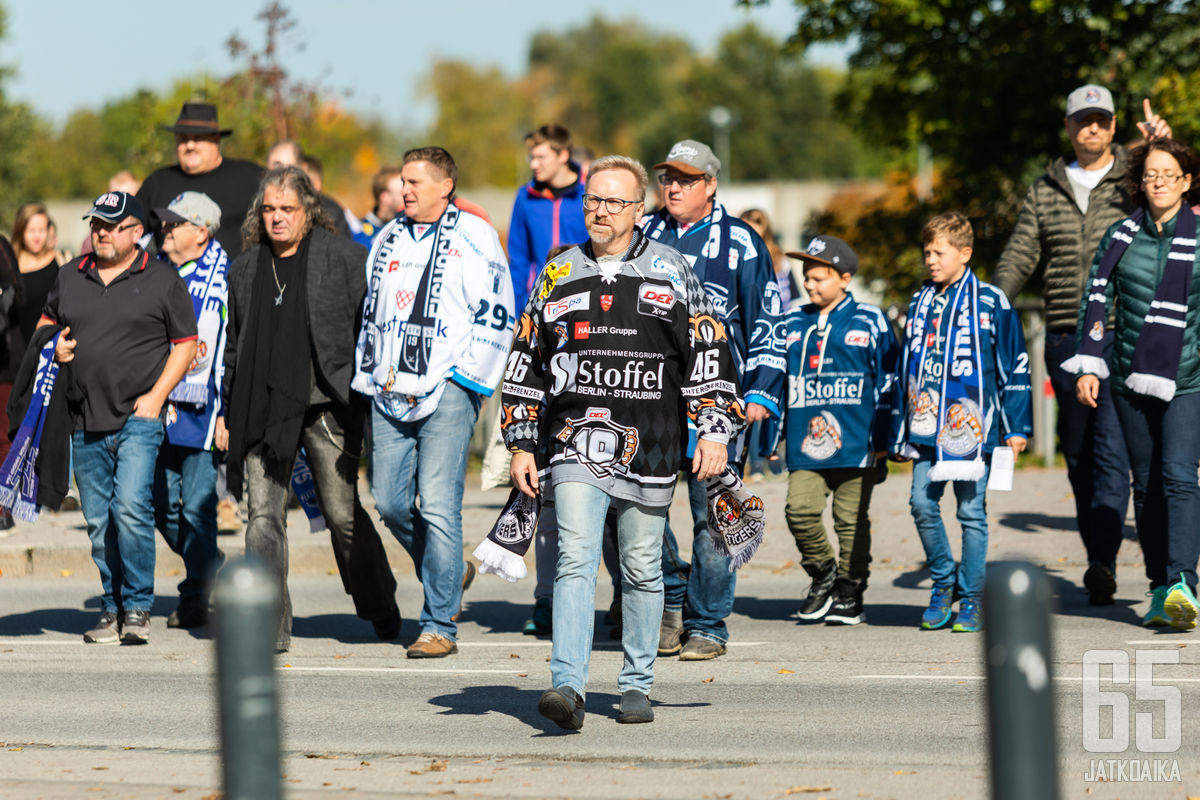 DEL-seurojen kannattajat eivät halua, että sarjassa pelattaisiin viikonlopun lisäksi torstaisin. Arkistokuva Straubing Tigersin kannattajista.