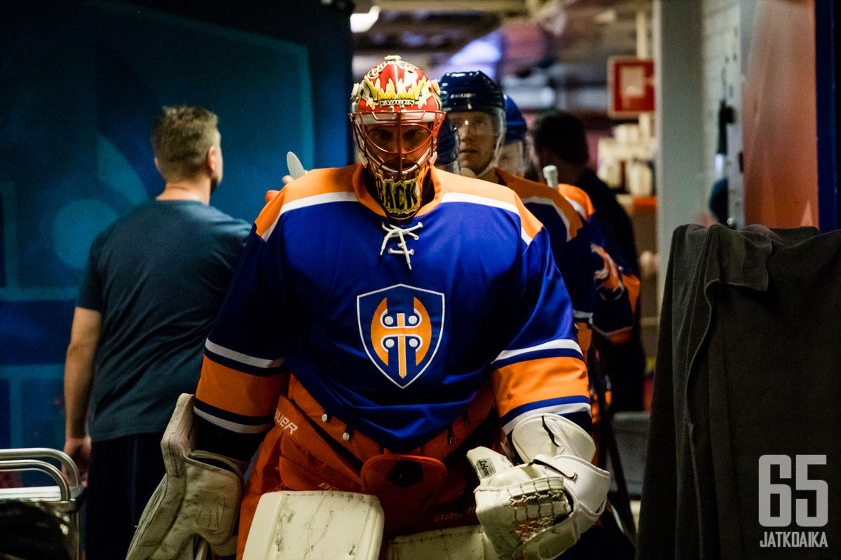 Bäckström marssi ensimmäistä kertaa kiekko-otteluun Tappara-paidassa.