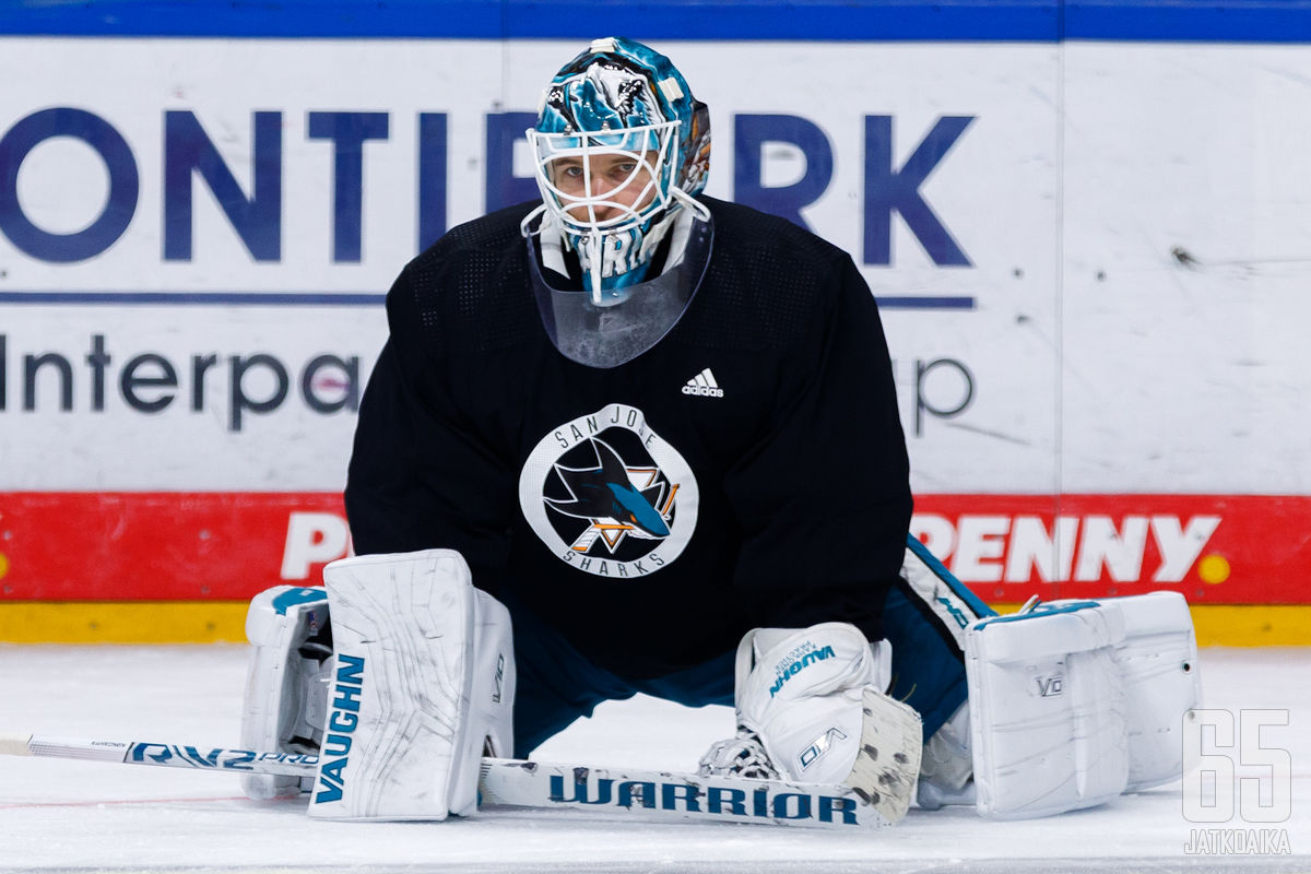 Kaapo Kähkönen keskittyi tiukasti Eisbären-ottelua edeltävillä aamujäillä.