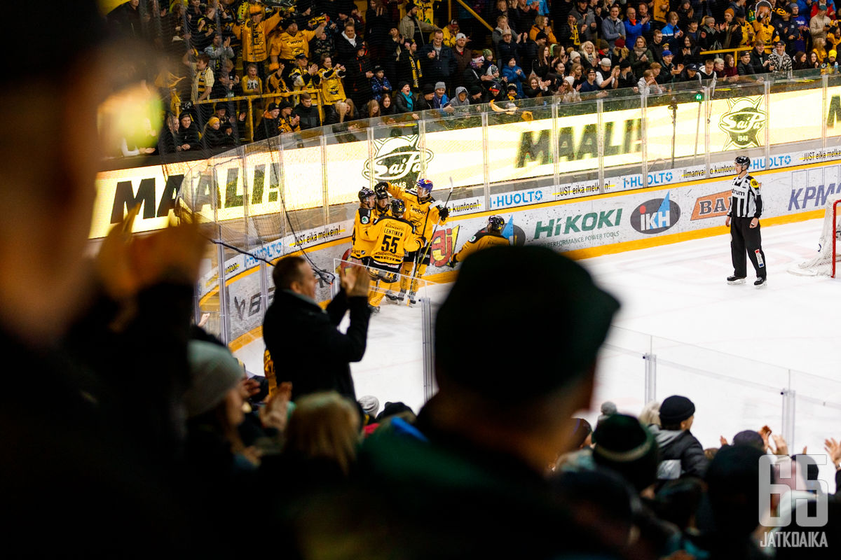 Harvinainen näky Kisapuistossa kaudella 2022–2023. SaiPa juhlii maalia runsaslukuisen lappeenrantalaisyleisön edessä.