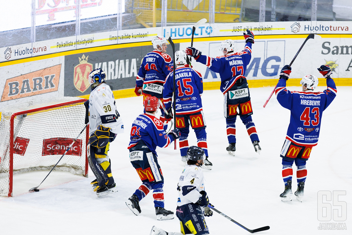 Ketterä karkasi 2–0-johtoon välieräsarjassaan Artem Hrebenykin (oik.) kahdella maalilla. Arkistokuva.