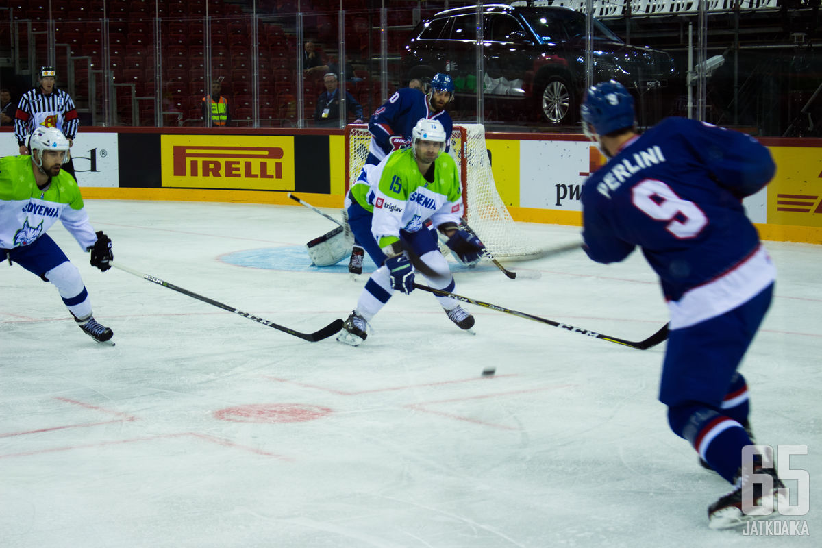 Brett Perlinin kolmas maali löi Slovenian lopullisesti kanveesiin.