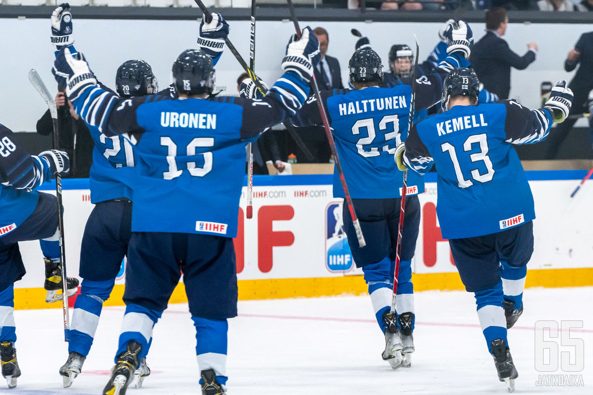 Pikkuleijonat nousi torstain puolivälieräottelussa kahden maalin takaa rinnalle ja ohi Kanadaa vastaan.