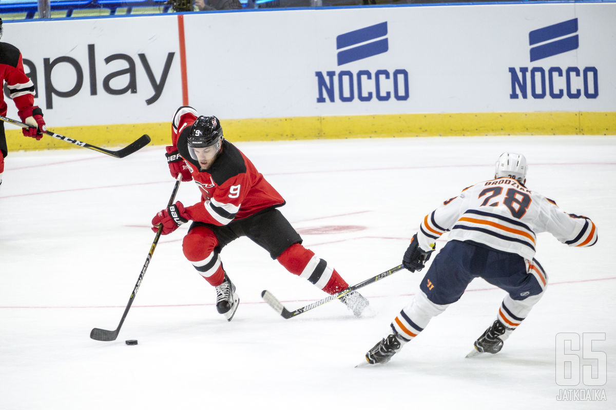 Taylor Hallin vaihto Adam Larssoniin aiheutti kohun kesällä 2016. Devils-paidassa Hall ehti meritoitua Hart-voittajaksi ennen siirtoaan Coyotesiin tänä syksynä.