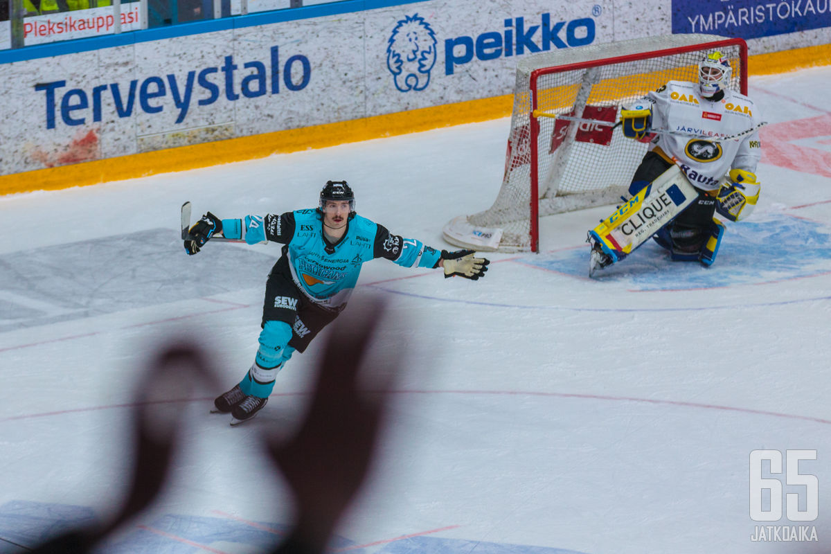 Hannes Björninen oli Pelicansin suurin sankari illan ottelussa Kärppiä vastaan.