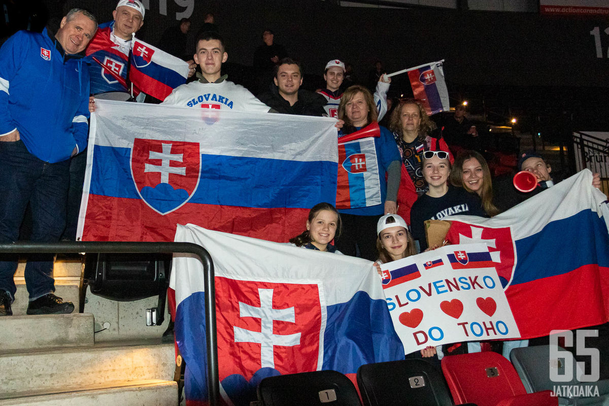 Slovakian faniryhmä näkyi ja kuului Avenir Centren lehtereillä MM-kisoissa.