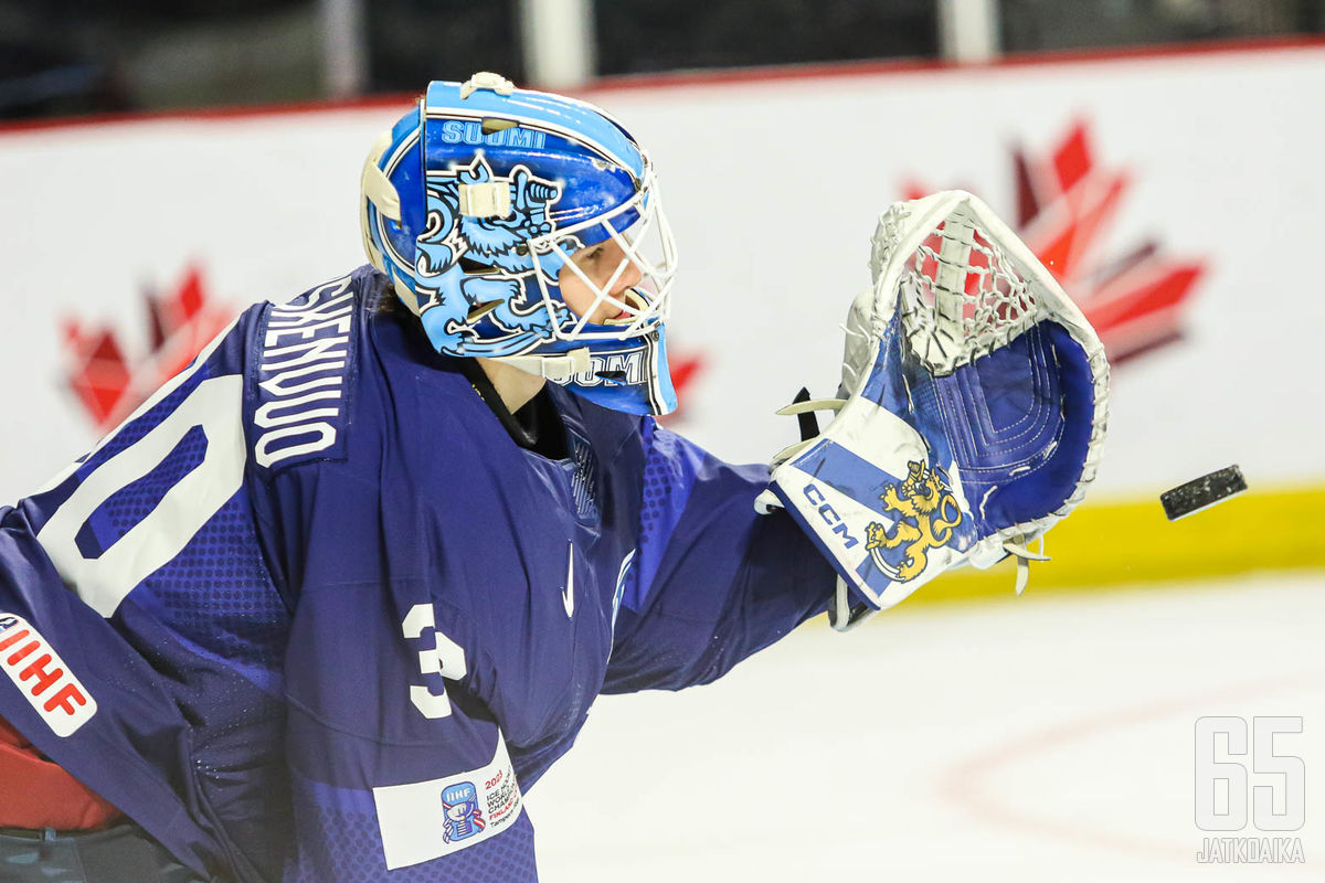 Aku Koskenvuo torjuu kiekkoja Nuorten Leijonien maalilla.