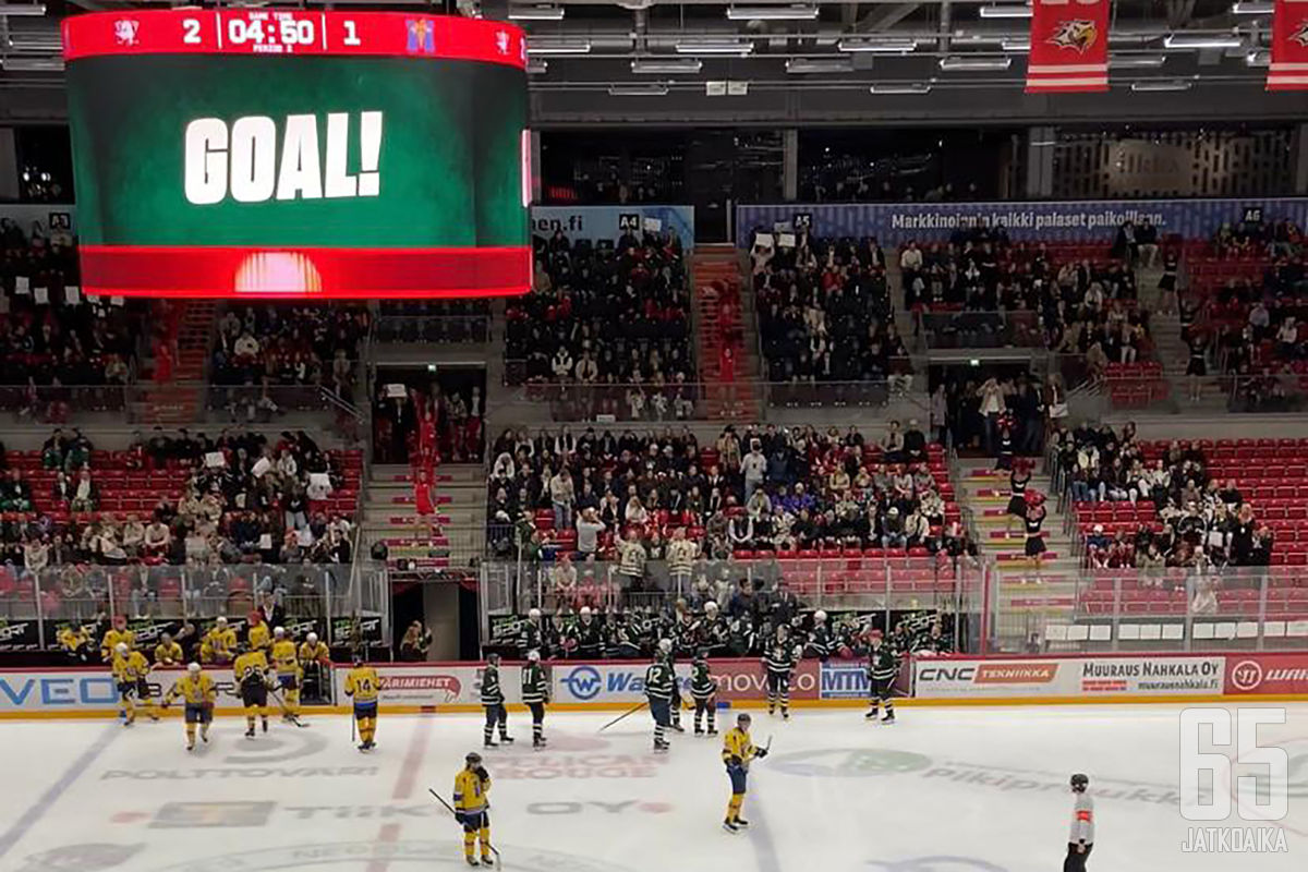 Korkeakoulujen peleissä on katsojia ollut parhaimmillaan jopa 1 600. Kuva Vaasasta, jossa katsojia oli 1 400.