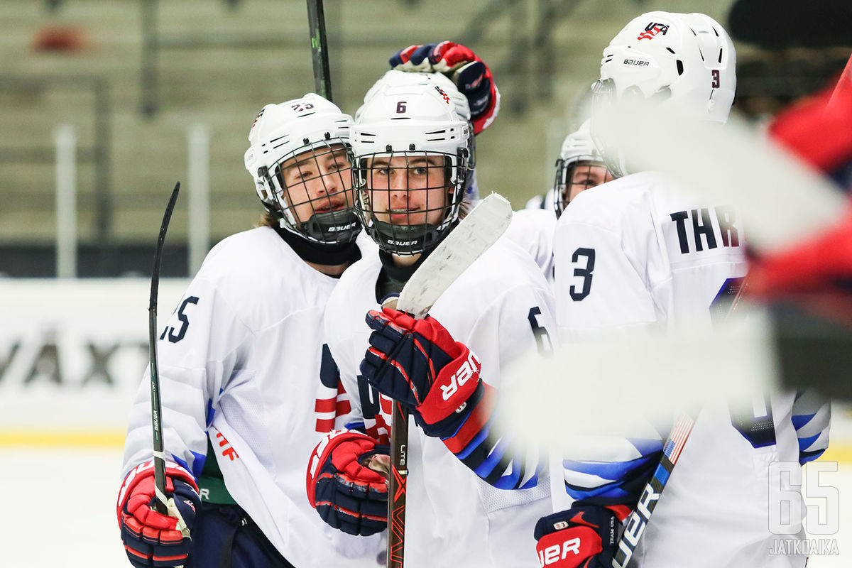 Jack Hughes (kesk.) joutui tyytymään alle 18-vuotiaiden MM-kisoissa pronssimitaliin.