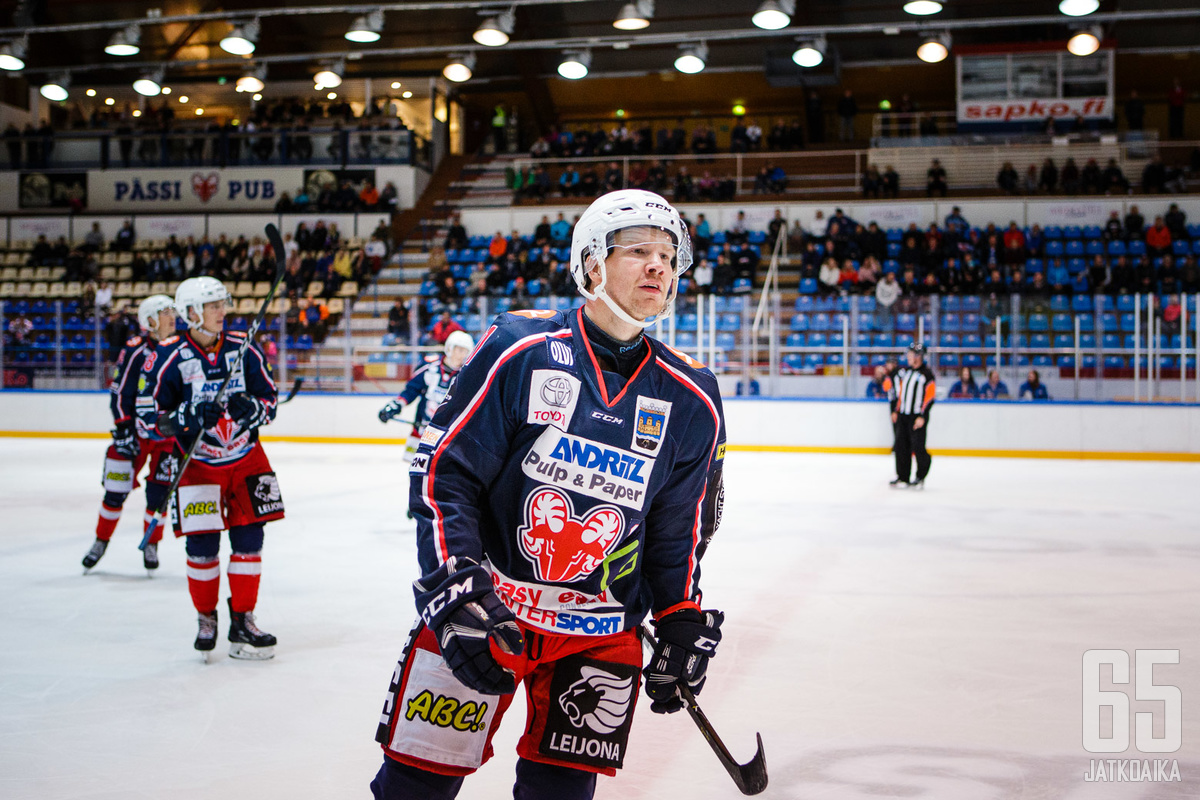 Juuso Forsström pukeutuu pässipaitaan myös tulevalla kaudella.