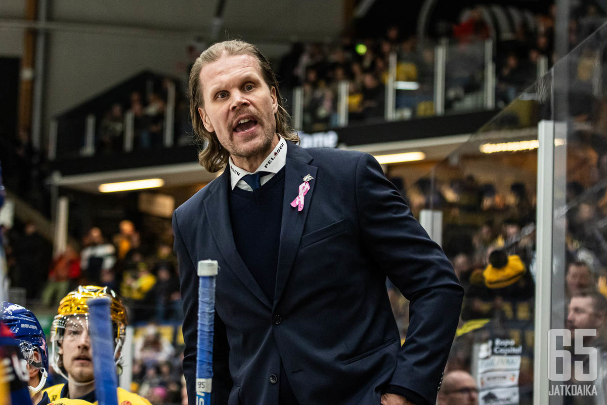 Olli Jokinen on kolmatta kauttaan Jukureiden päävalmentajana. Tavoitteet ovat kuitenkin NHL:n puolella.