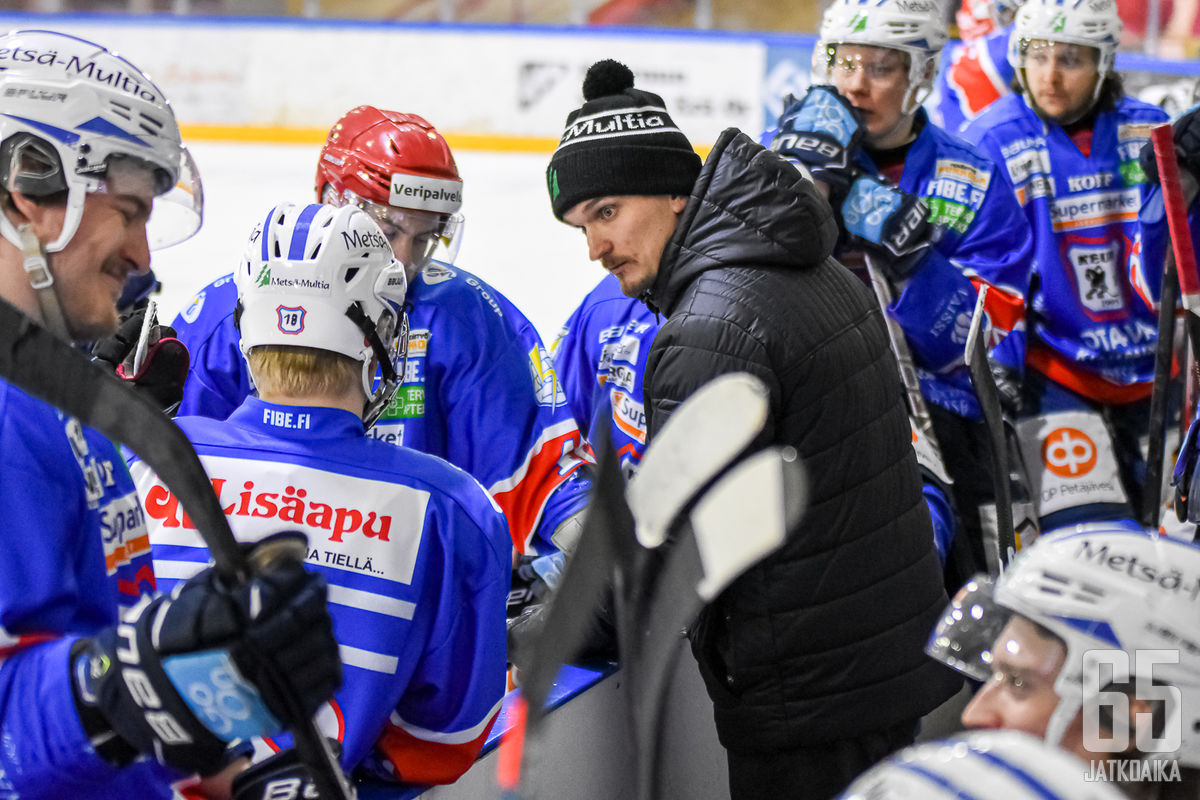 Tomas Westerlund väistyy KeuPan penkin takaa.