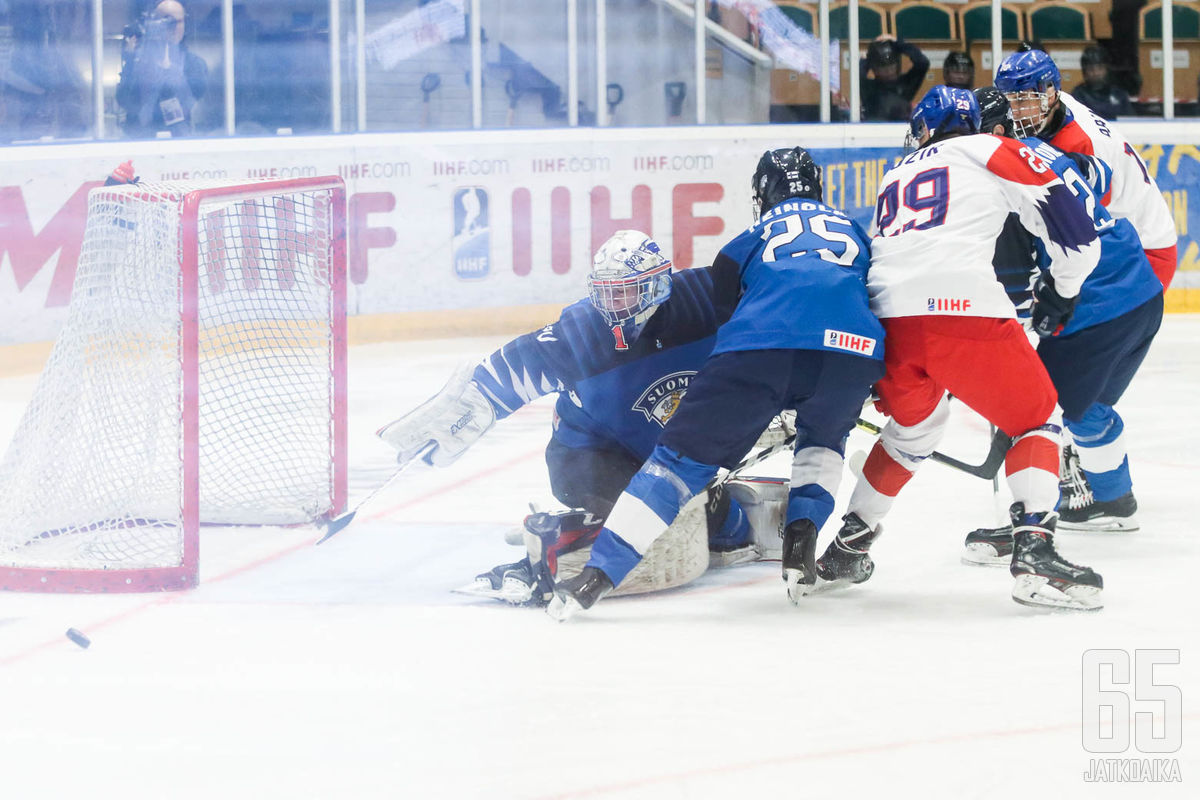 Kari Piiroinen pelasi turnauksen ensimmäisen ottelunsa Pikkuleijonien maalilla.