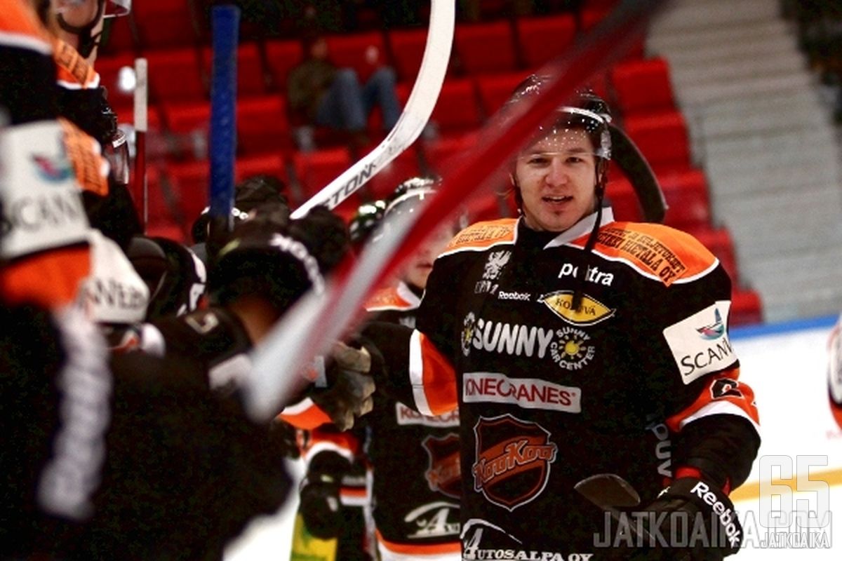 Jan-Mikael Juutilainen oli jälleen kotijoukkueen sankari. Tällä kertaa tehoin 2+0.