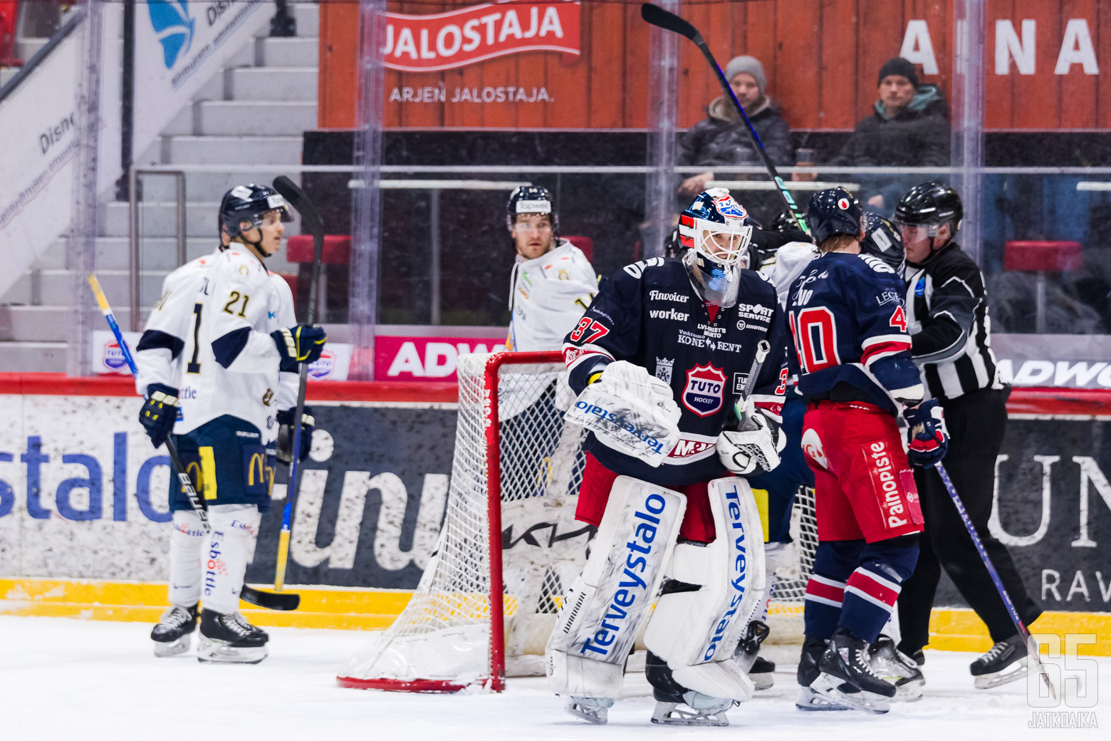 Käsirysyjä, Kanin Korvia Ja Voiton Huumaa: Kiekko-Espoo Juhli Ylitöiksi ...