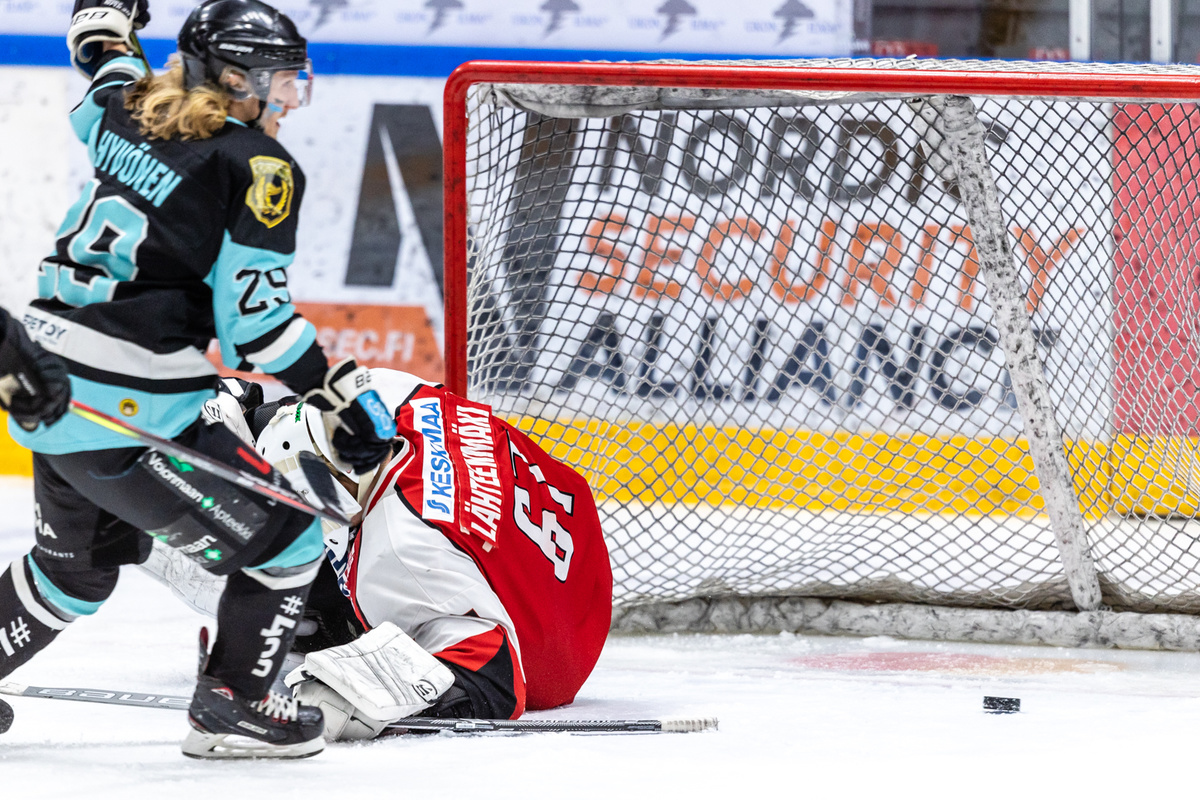 Mikko Hyv&ouml;nen uittaa kiekon tyylikk&auml;&auml;n yksinkertaisesti ohi Manu L&auml;hteenm&auml;en.