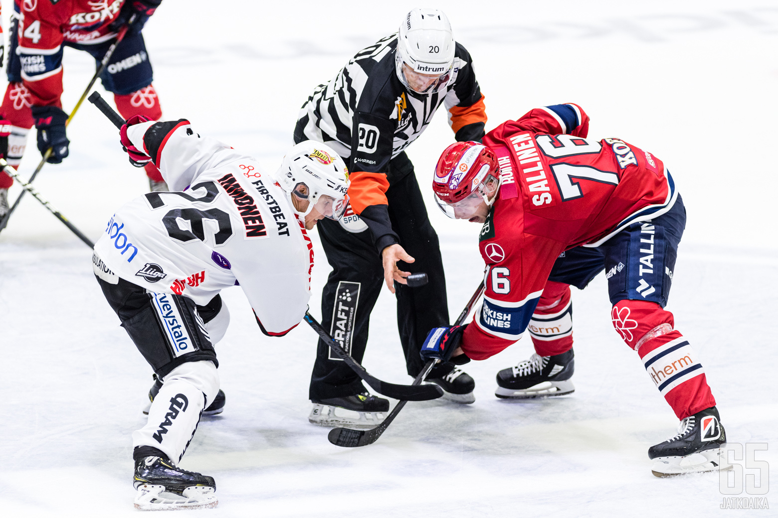 JYPin Jarkko Immonen (26) ja HIFK:n Jere Sallinen (76) Liigan runkosarjaottelussa HIFK - JYP, Helsingin jäähallissa, 18. syyskuuta 2019.