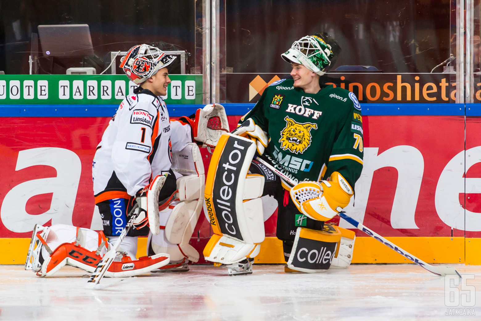 Jääkiekko ei ole aina pelkkää vakavaa hampaat irvessä vääntämistä. HPK:n Juuse Saros ja Ilveksen Joonas Korpisalo naureskelevat keskenään lämmittelyn lomassa, ennen ottelun alkua.