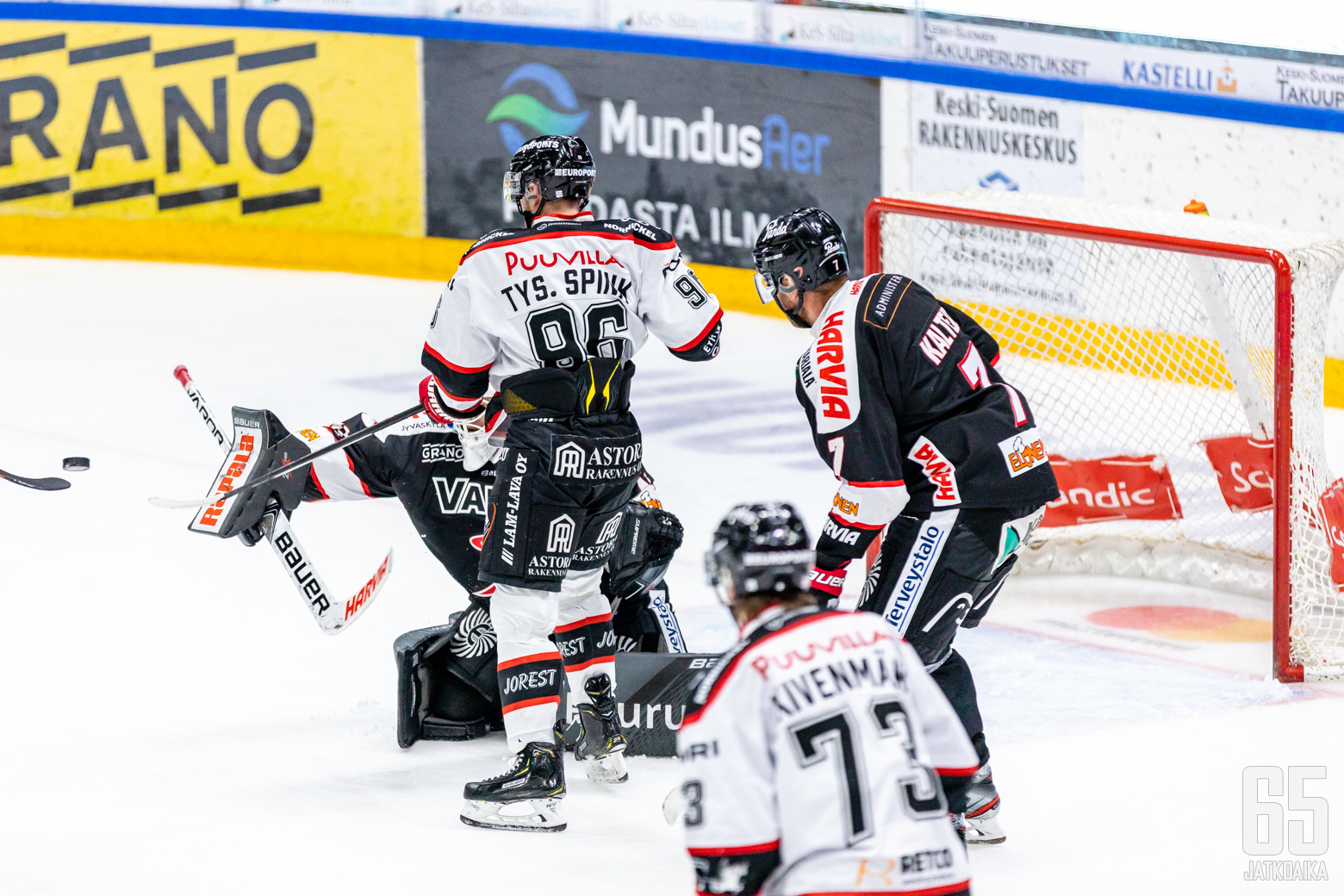 Eetu Laurikaisen torjunta Tyson Spinkin kärkkyessä irtokiekkoa.