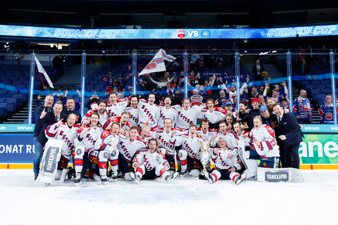 Imatran Ketterä juhlii Suomen Cupin voittoa - MESTIS  - Uutiset   - Kaikki jääkiekosta